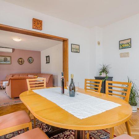 Stunning Apartment In Malinska With Kitchen Ngoại thất bức ảnh