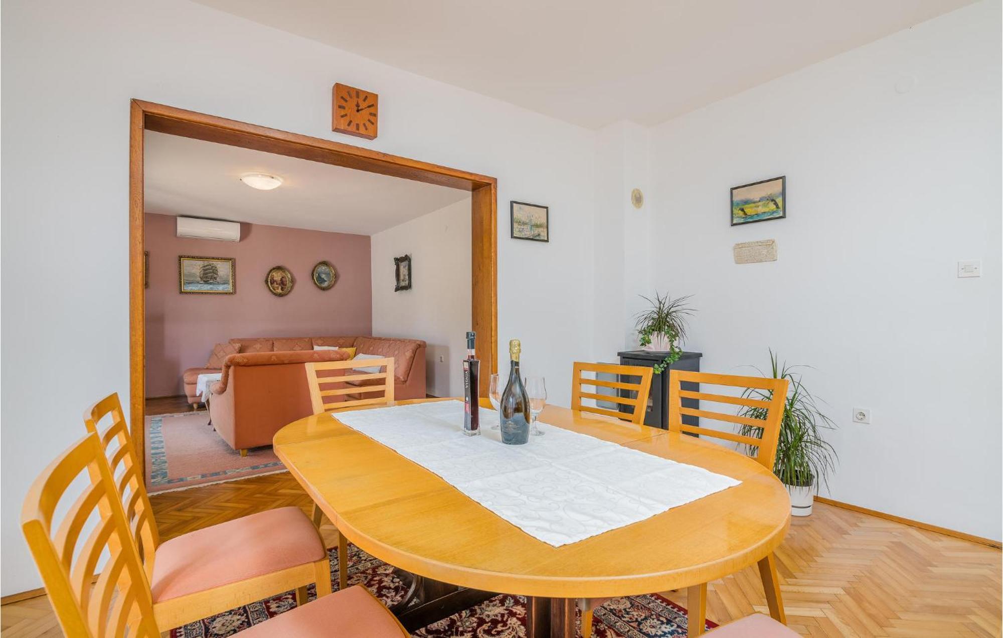 Stunning Apartment In Malinska With Kitchen Ngoại thất bức ảnh